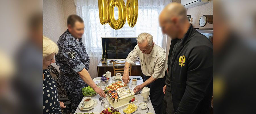 В Донецке росгвардейцы поздравили ветерана Великой Отечественной войны со 100‑летним юбилеем
