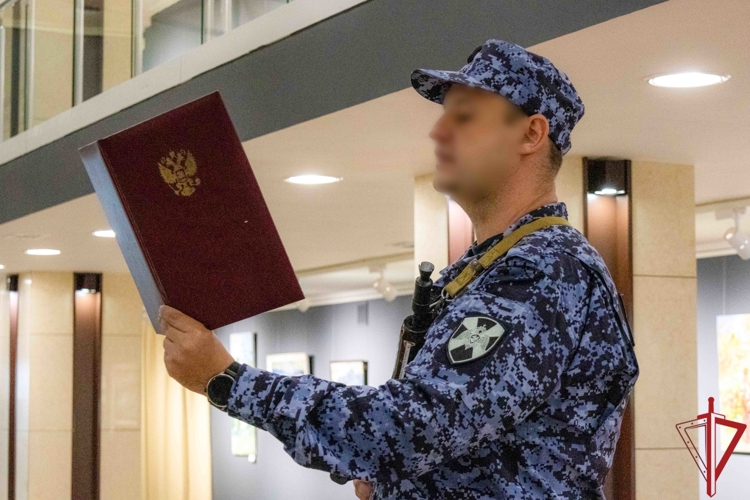 Присягу на верность Российской Федерации дали сотрудники вневедомственной охраны в ДНР