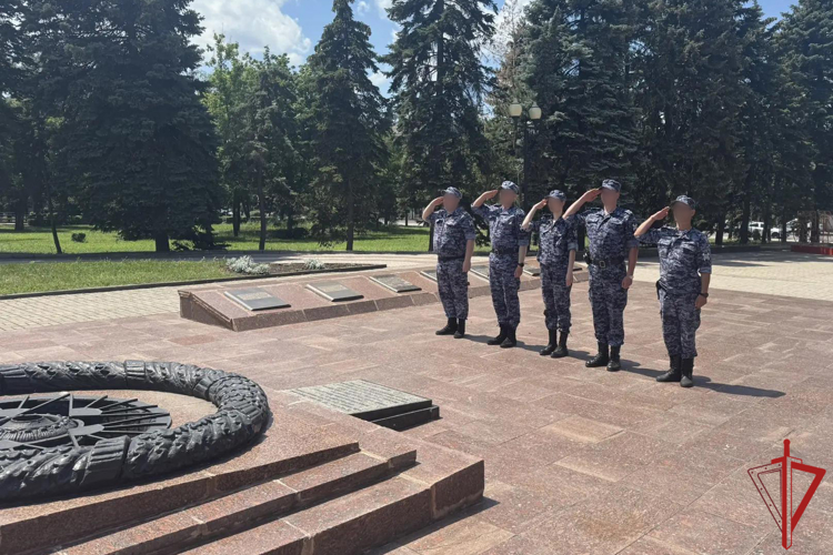 В ДНР в День памяти и скорби росгвардейцы почтили память погибших в Великой Отечественной войне