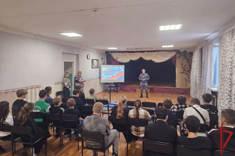 В ДНР росгвардейцы провели урок мужества для школьников ко Дню воссоединения с Российской Федерацией